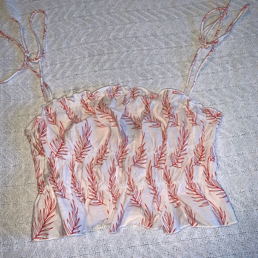 Tie knot strapped crop top